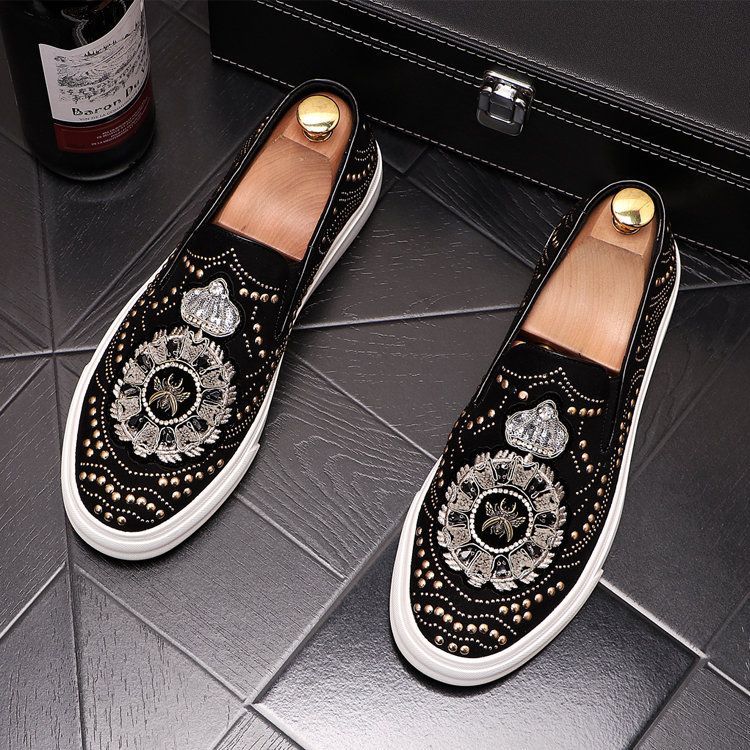 Neue lässige Nieten vielseitig einsetzbar kann mit nur einem Fuß getragen werden. Water Diamond Loafers ein spiritueller Trend für junge Männer, Männer_voghion.com