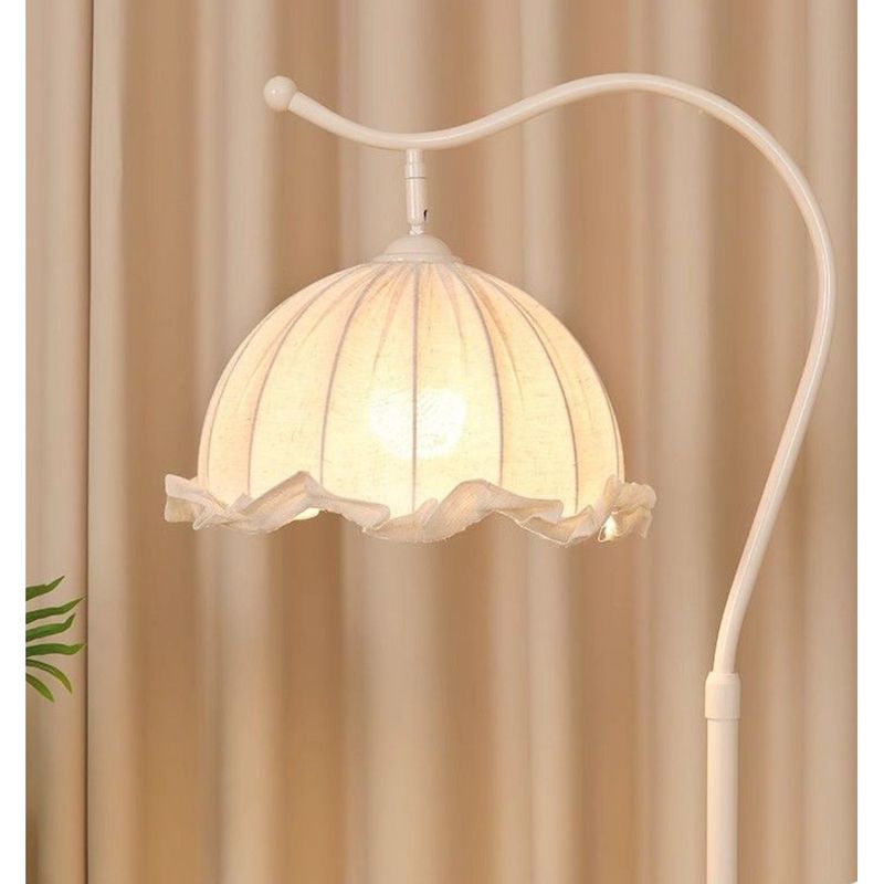 Cremefarbener Wohnzimmerboden neben dem Sofa, High-End-Atmosphäre, kabelloses Laden, Schlafzimmer-Nachttischlampe_voghion.com