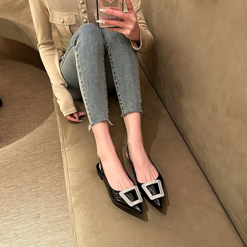 Ženski čevlji črne barve s koničastim okrasnim kvadratnim zaponko na hrbtu, prazna črta in raven čevelj_voghion.com