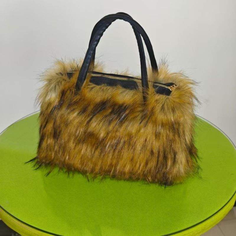 Borsa alla moda e alla moda con grande pancia in pelliccia di procione e volpe 2025_voghion.com