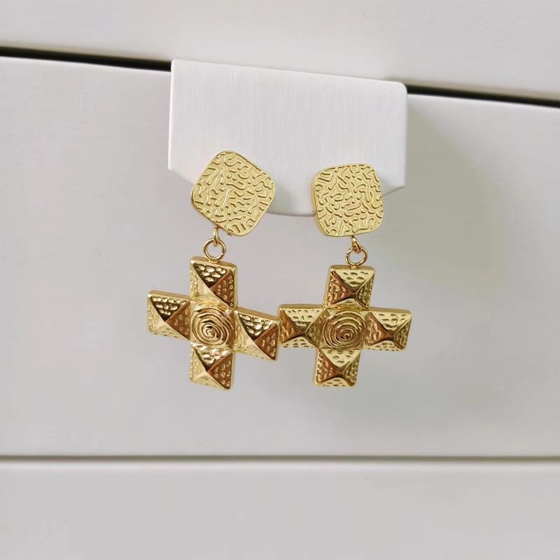 Collana con ciondolo a forma di croce in acciaio al titanio placcato oro e orecchini a catena con perline di acqua._voghion.com