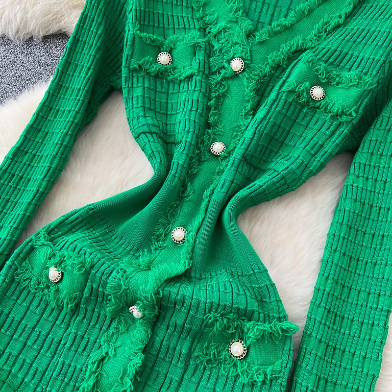 Robe élégante en maille à col en V et boutons métalliques qui définissent la taille - Robe mi-longue ajustée à ourlet fendu pour femme, indispensable pour la garde-robe d'automne_voghion.com