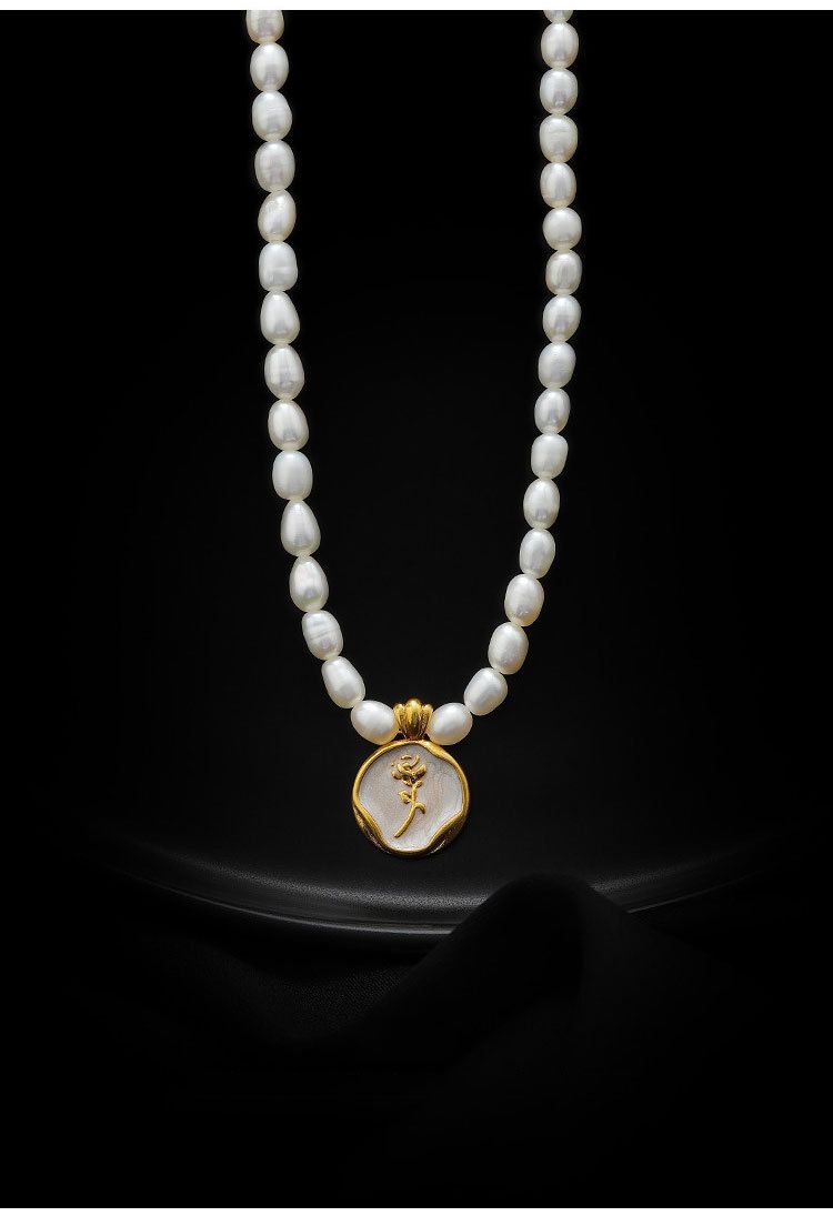 Collana da donna con perle d'acqua dolce e fiore di rosa - Ciondolo in smalto francese di alta qualità ed elegante catena per clavicola_voghion.com