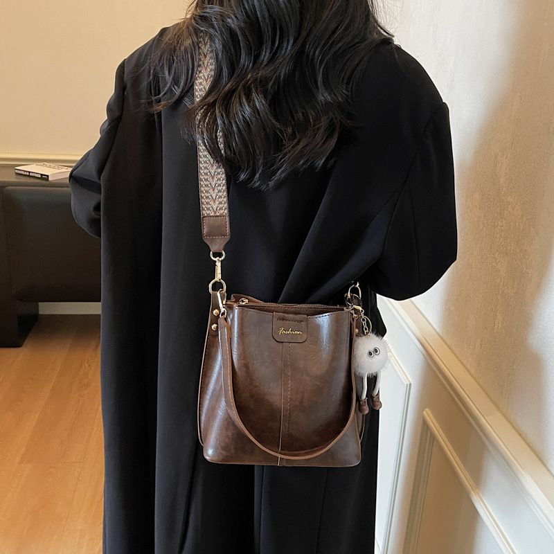 2025 New Korean Style High-End Versatile Bucket Autumn Winter Niche Design Wide Strap Crossbody Bag For Women_voghion.com