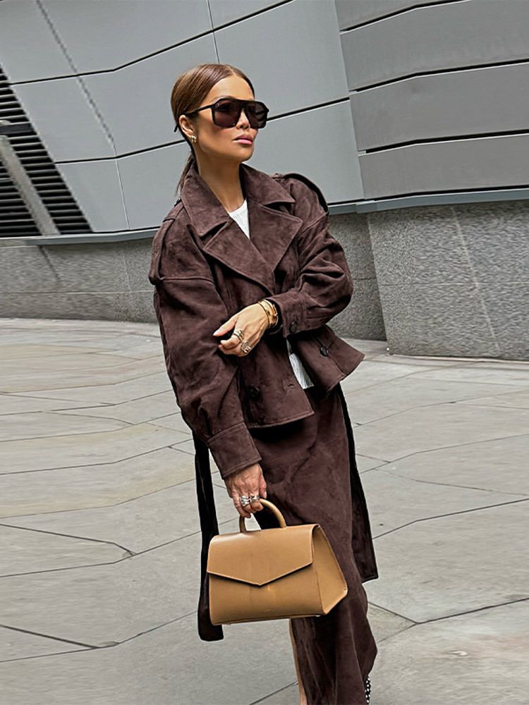 Completo da donna con trench corto, gonna midi e colletto a tacca in pelle scamosciata retrò - Abbigliamento casual da ufficio autunnale, comodo ed elegante_voghion.com