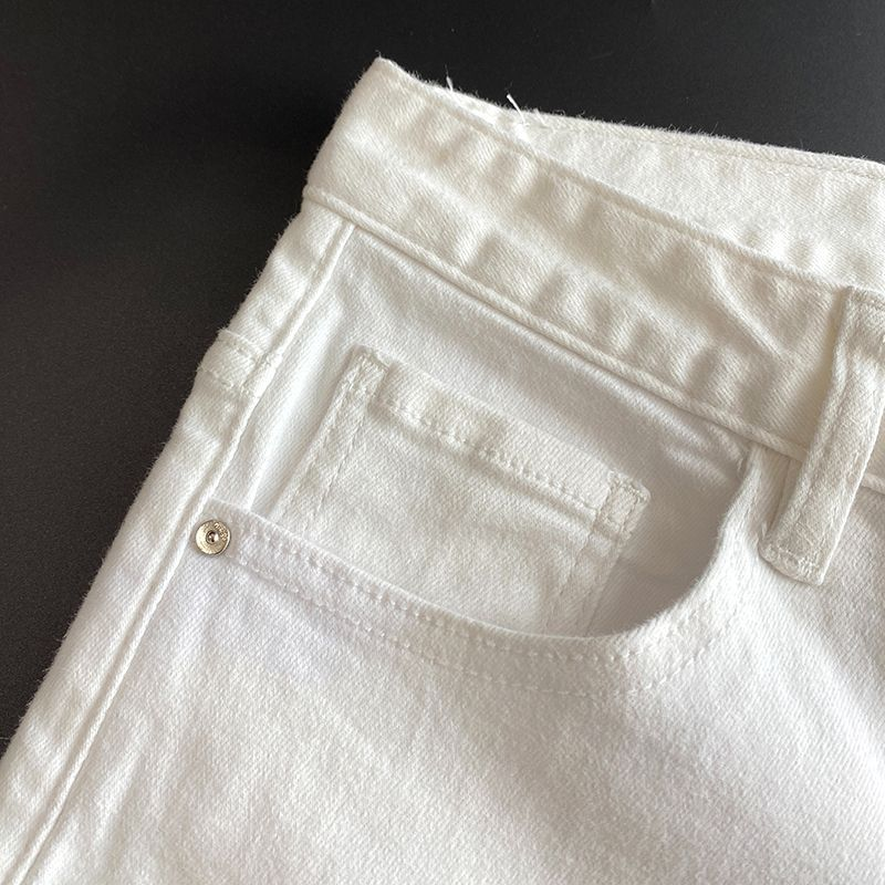 Hochwertige europäische Luxus-Jeansshorts in Weiß, Slim Fit-Modelabel für Herren, vielseitiger elastischer Graffiti-Druck, modisch_voghion.com