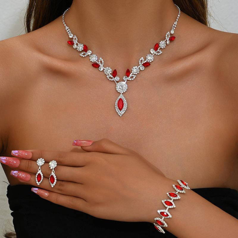 Set di gioielli da donna, gioielli di moda all'ingrosso, set di gioielli da sposa con fiori in cristallo bianco, collana, accessori per abiti da sposa e banchetti alla moda._voghion.com