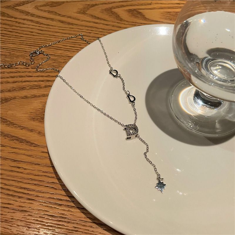 Einfache Halskette mit Zirkonia und D-Buchstaben für Damen, leichtes Luxus-Nischendesign, vielseitige High-End-Schlüsselbeinkette aus Titanstahl_voghion.com