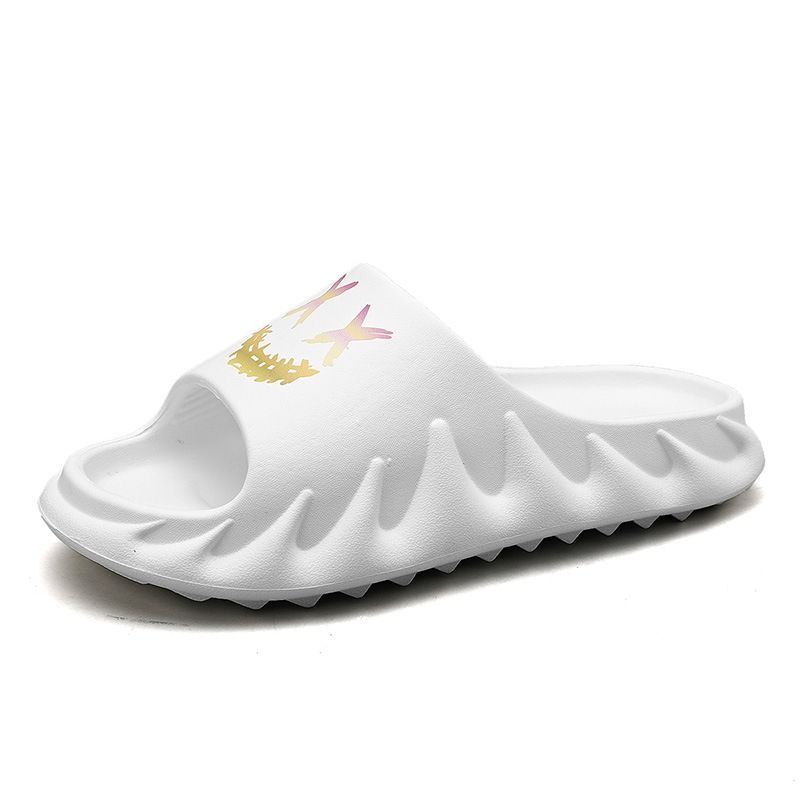 Chaussons Couple 4.0, semelle épaisse et hauteur accrue, pour l'intérieur comme pour l'extérieur. Ces chaussons sont antidérapants et dotés d'une ouverture en forme de poisson._voghion.com