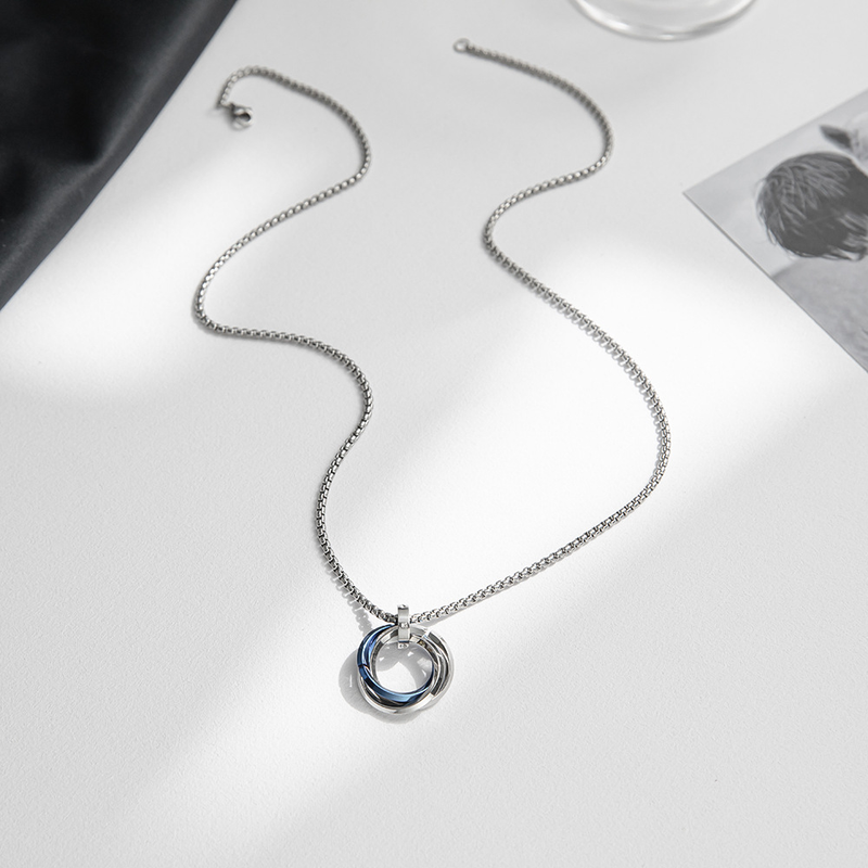 Collana con ciondolo a tre anelli intrecciati in acciaio al titanio con vento freddo, accessori alla moda per uomo, stile europeo e americano_voghion.com