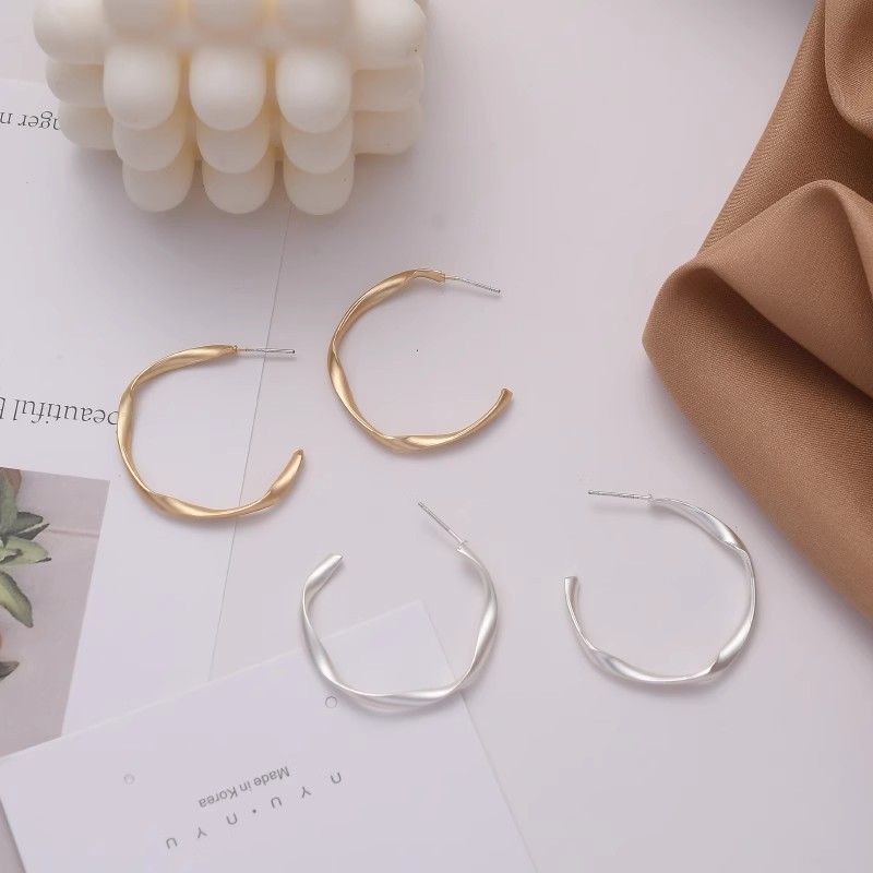 Women's earrings silver needle Japanese and Korean simple twisted metal earrings cold style earrings feminine high-end C-shaped hoop earrings_voghion.com