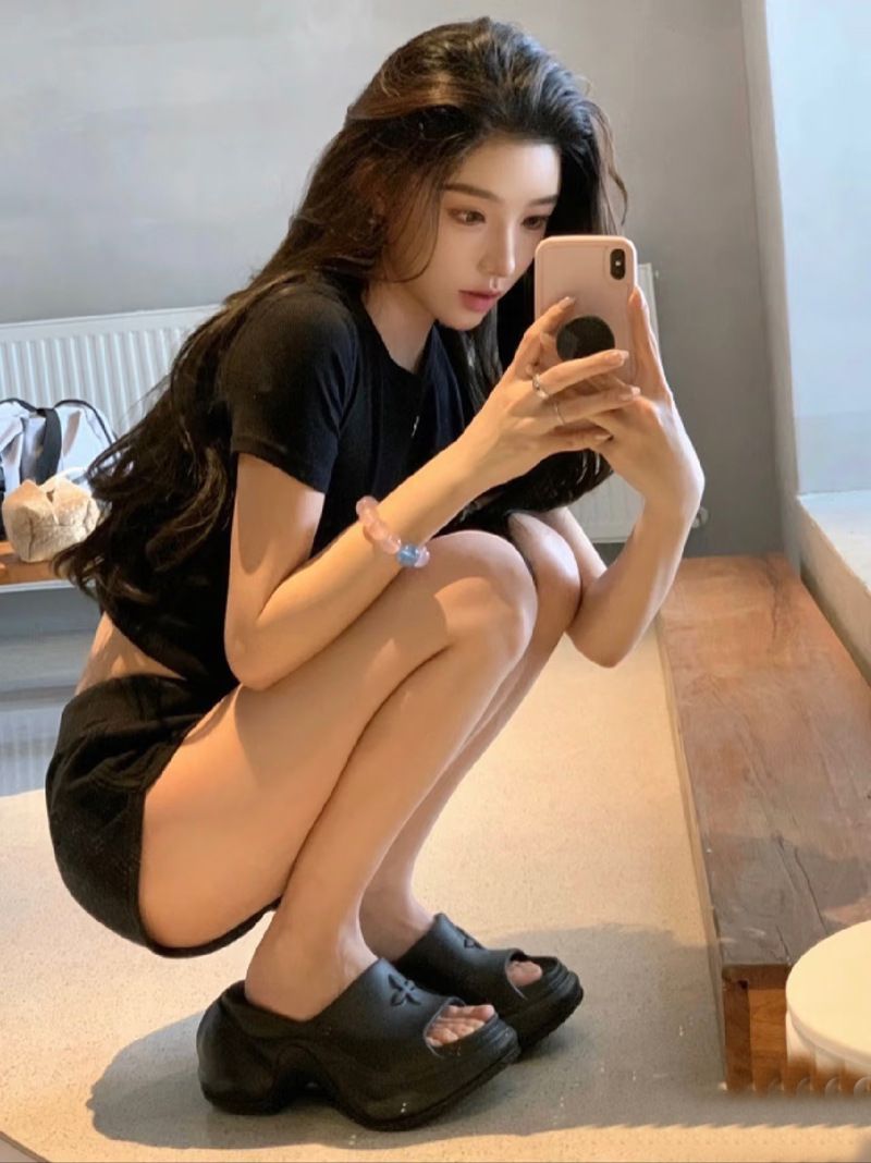 Top-Version 9 cm Kreuz Blume Dicke Sohle Hausschuhe Für Frauen Sommer Outdoor 2025 Mode Neue Plattform Höhe Increasi_voghion.com