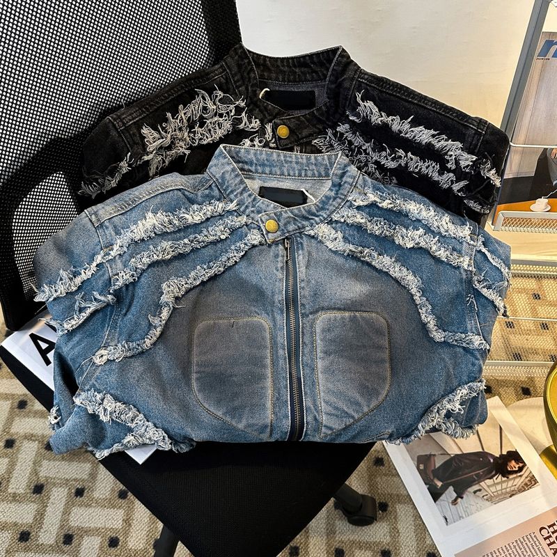 Herrenbekleidung: Amerikanische, strapazierfähige, kurze Jacke mit geprägten Schulterpolstern, robuste, im Retro-Stil gehaltene Denim-Reitjacke mit Stehkragen und rohen Kanten_voghion.com
