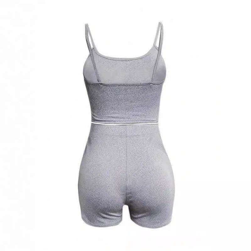 Completo estivo con pantaloncini e bretelle sexy da bellezza transfrontaliera_voghion.com