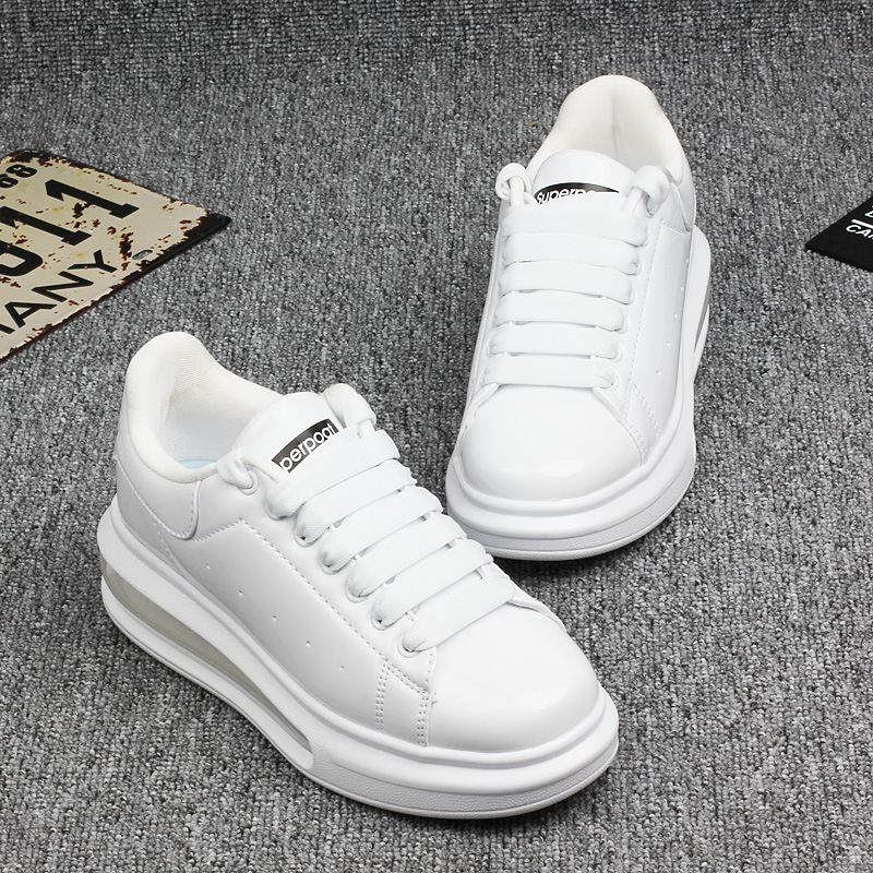 Scarpe piccole bianche in pelle verniciata Modelli da donna S Coppia Muffin con suola spessa Cuscino d'aria Fondo Skateboard Sport_voghion.com