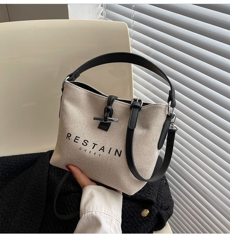 Design de nicho da moda deste ano 2025 Novas bolsas femininas casuais versáteis de lona crossbody de mão_voghion.com