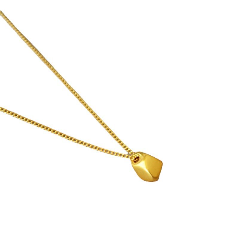 Collana con ciondolo in ottone placcato oro, semplice, elegante e versatile, con sfaccettature irregolari artistiche alla moda._voghion.com