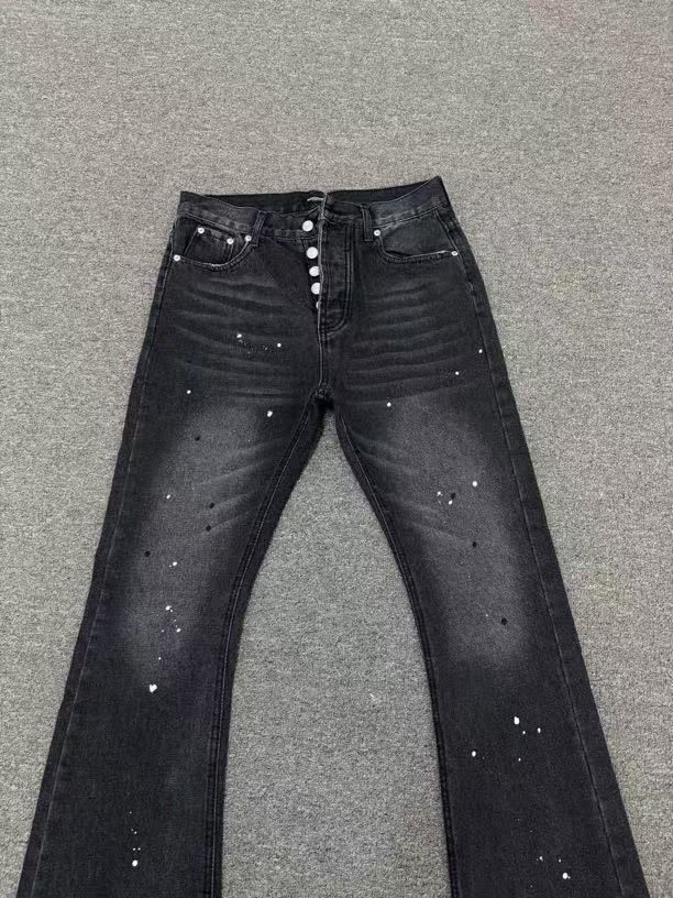 "Herren-Retro-Schlagjeans – AFR-inspiriertes verwaschenes Schwarz | Tintenspritzer & Katzenschnurrhaar-Details | Destroyed-Textur & gestapelter Saum"_voghion.com