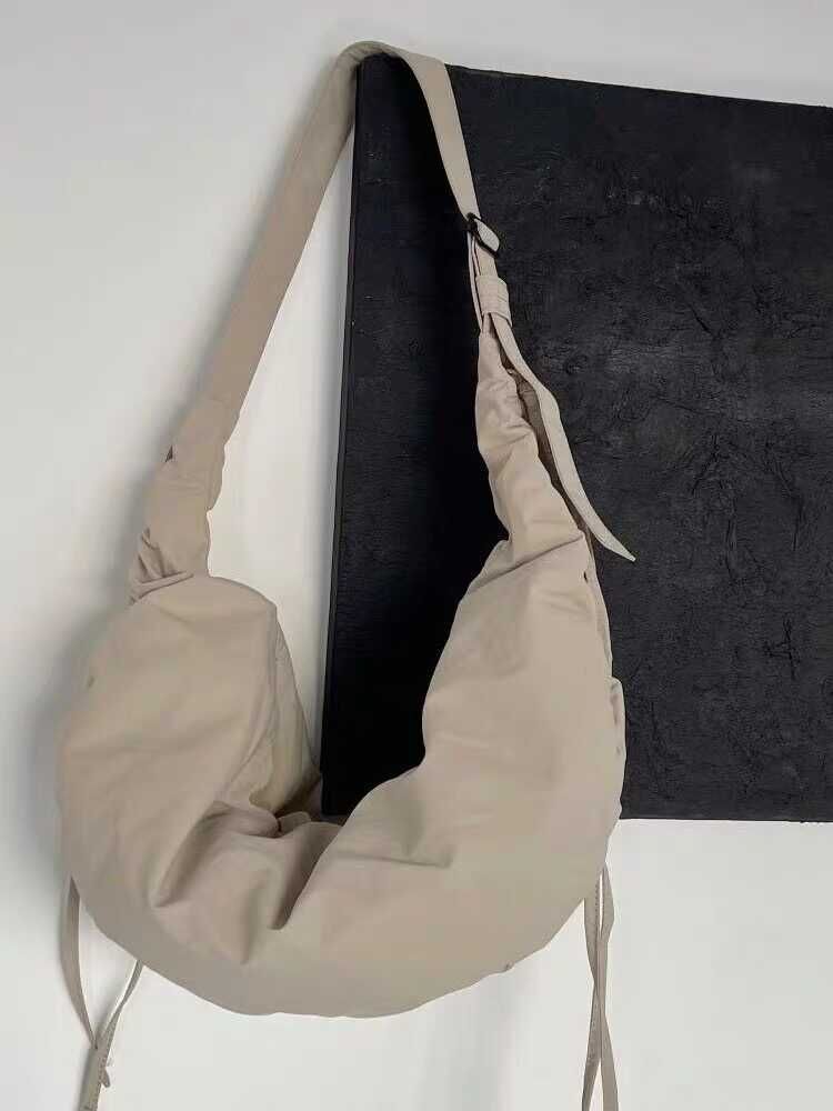 Nischendesign – Schlichte, lässige Umhängetasche mit Kordelzug und Falten_voghion.com