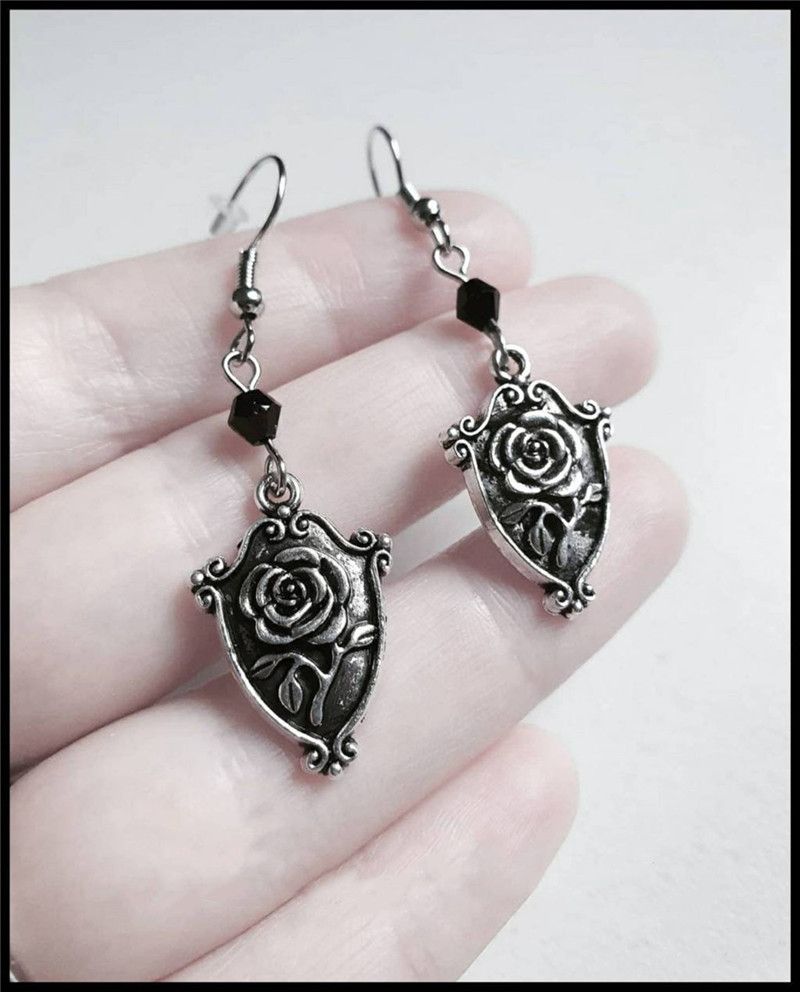 Orecchini Scudo Rosa Argento con Orecchini Perline di Vetro Nero_voghion.com