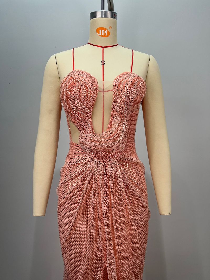 Robe de soirée moulante en résille rose, ornée de sequins et fendue jusqu'en haut, col en U. Idéale pour les fêtes et les banquets._voghion.com