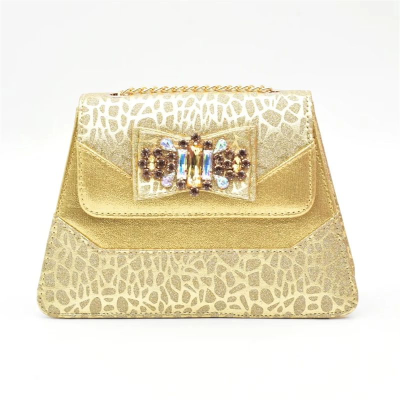 Dinnerparty mit Sandalen mit Schleife und Handtasche für jeden Tag_voghion.com