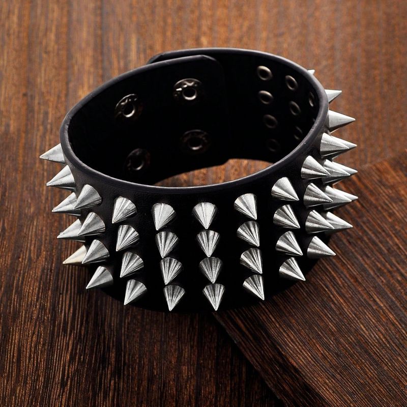 Braccialetto in pelle da uomo con rivetti esagerati in stile punk europeo e americano, in saldo transfrontaliero_voghion.com