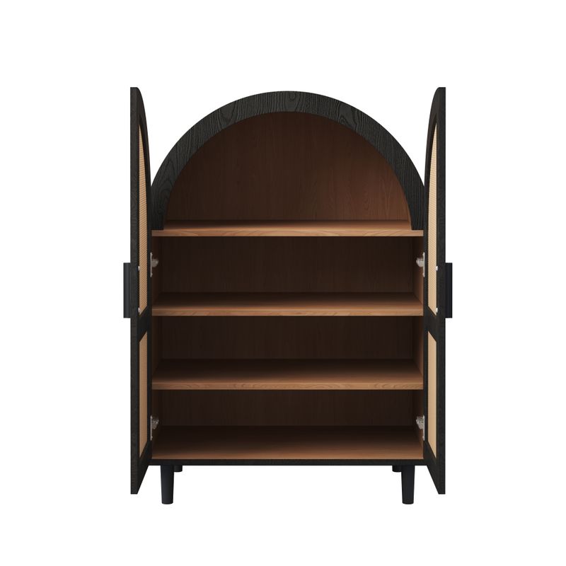 Buffet élégant aux bords arrondis, portes en rotin tressé et trois étagères pour le rangement du salon ou de l'entrée_voghion.com