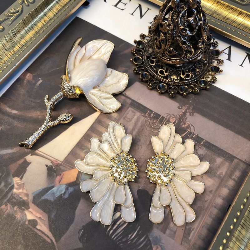 Live streaming of ancient Western white magnolia three-dimensional flower brooch silver needle earrings jewelry_voghion.com