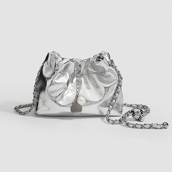 Borsa a tracolla da donna con tracolla singola, versatile, leggera e alla moda, a forma di secchiello con nuvole rugose, di alta qualità, 2025_voghion.com