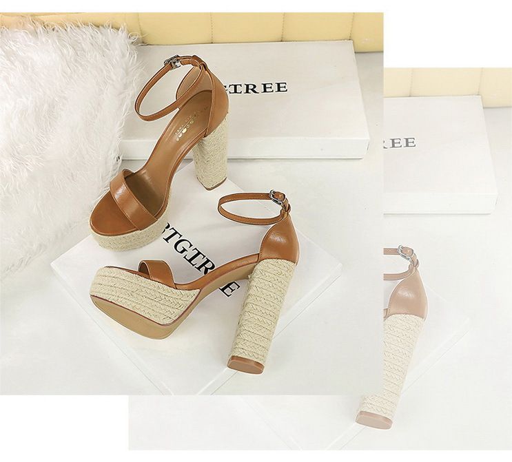 Retro Straw Woven Open-toed Sandals Women's Waterproof Table Thick Heel One-word Buckle Strap Super High Heel Women's Shoes_voghion.com