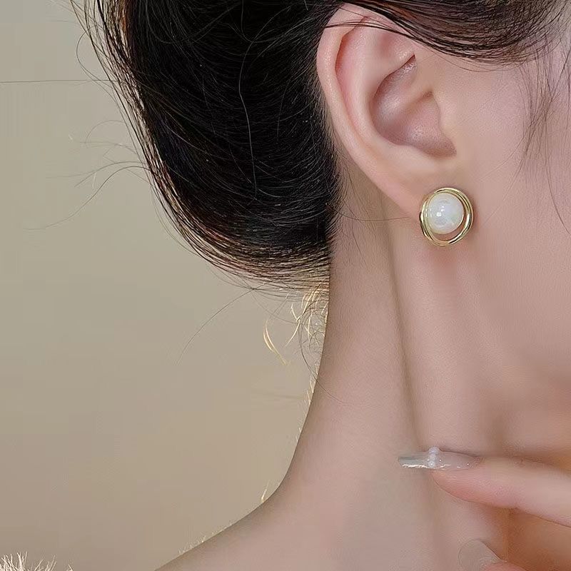 Retro parel oorbellen voor vrouwen in 2025, een nieuw populair model, prachtige en kleine temperament oorbellen, hoogwaardige veelzijdige oorbellen voor vrouwen_voghion.com
