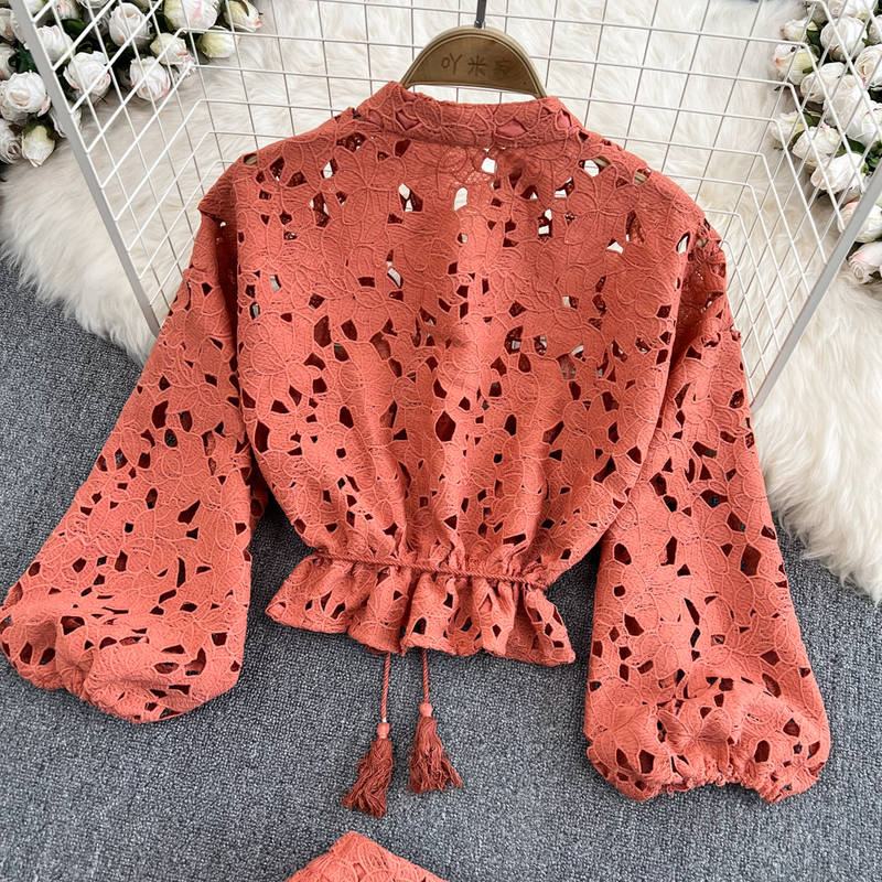 Conjunto feminino de duas peças com camisa curta e manga lanterna, cintura alta e saia justa em A_voghion.com
