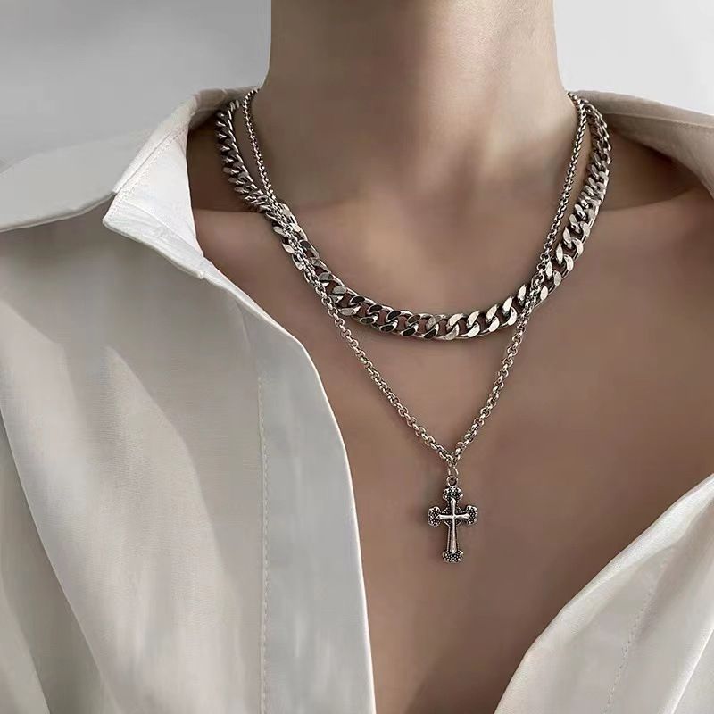 Collana con ciondolo a croce in stile scuro, personalità hip-hop, design a doppio strato, in acciaio al titanio, con cappuccio e catena da uomo_voghion.com