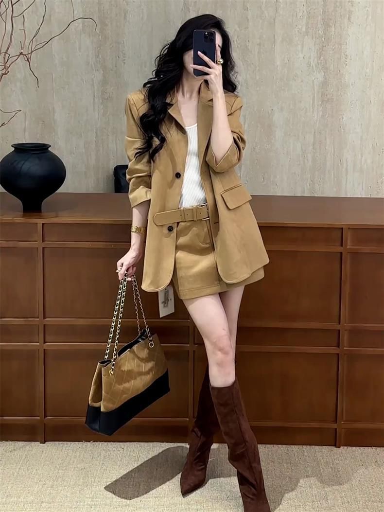 Mädchen-Herbst-Look: Eleganter Schwestern-Style für Damen, kurzer Blazer und Rock in Khaki mit Umlegekragen, professionell für den Alltag._voghion.com