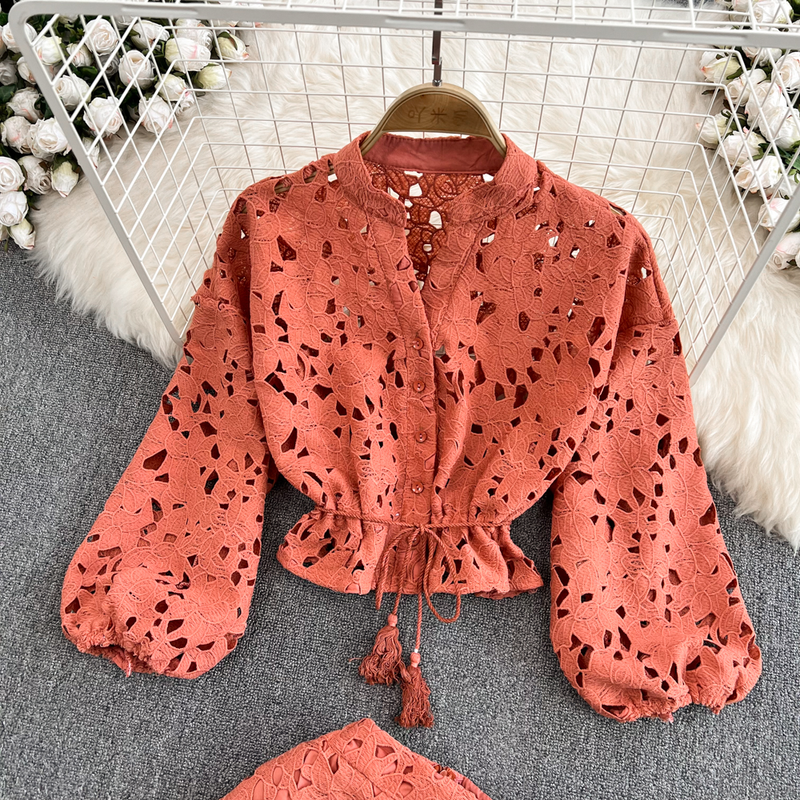 Conjunto feminino de duas peças com camisa curta e manga lanterna, cintura alta e saia justa em A_voghion.com