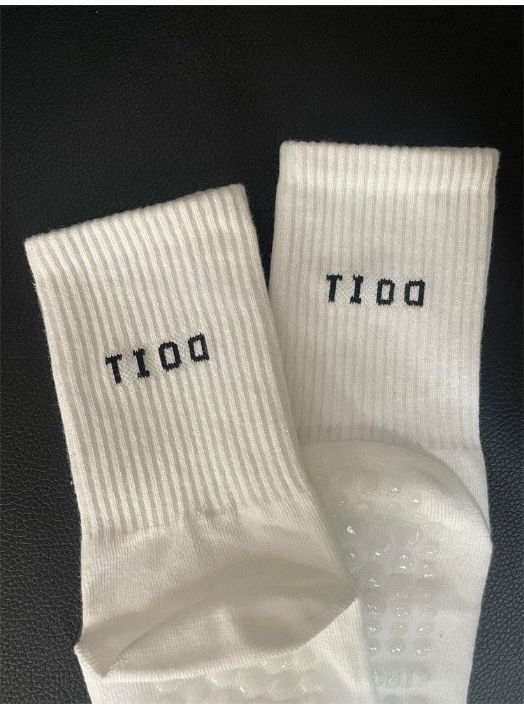 Surge Yoga For Women Indoor Fitness Mid-Calf Sports Anti-Pilling Jump Exercise Silicone Non-Slip Floor Pilates Socks_voghion.com