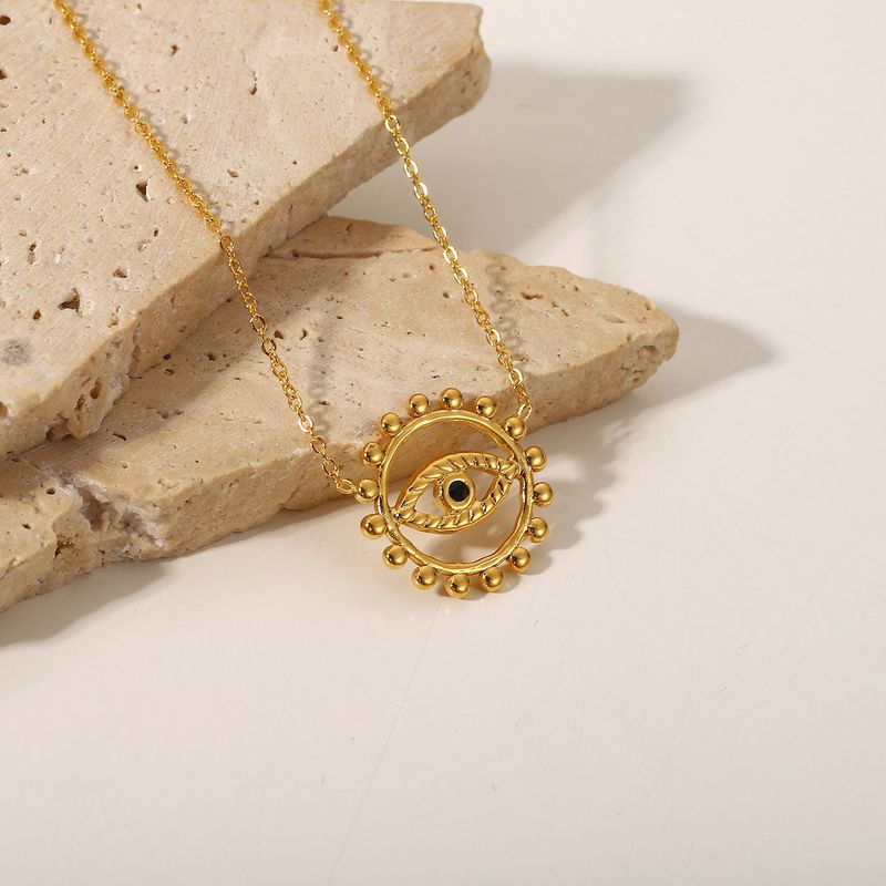 Collana in acciaio inossidabile dorato con ciondolo circolare con occhi scavati alla moda in stile INS per donna_voghion.com