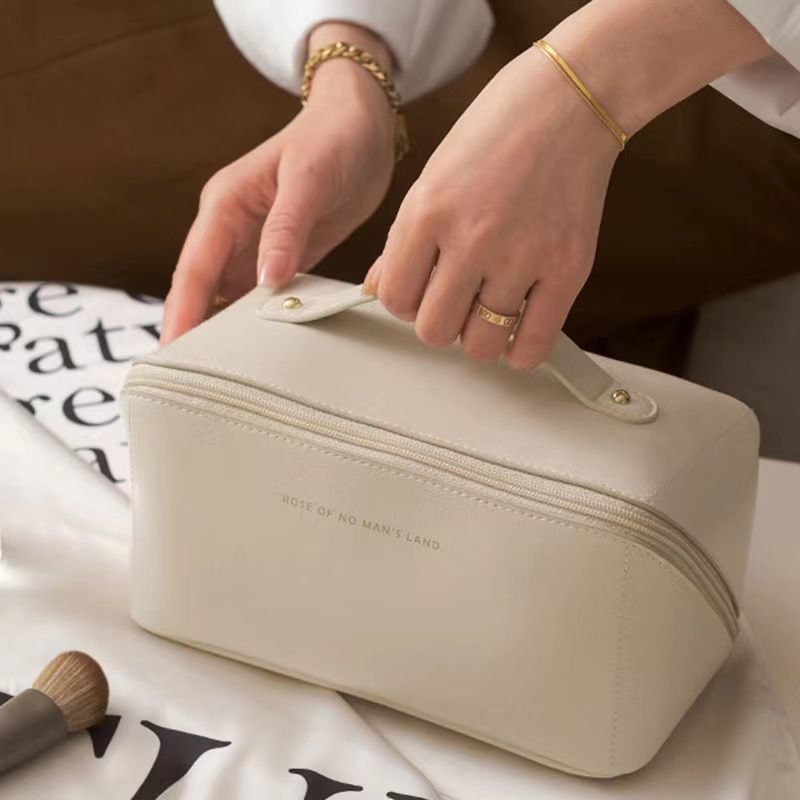 Sacs pour femmes Pu oreiller sac cosmétique accordéon sac cosmétique portable femme grande capacité style sac de rangement cosmétique en gros_voghion.com