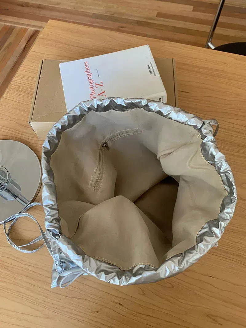 Koreanischer silberner Faltenrucksack mit Kordelzug für Damen, modisch, lässig, klein, schlicht, ideal für Studentinnen_voghion.com