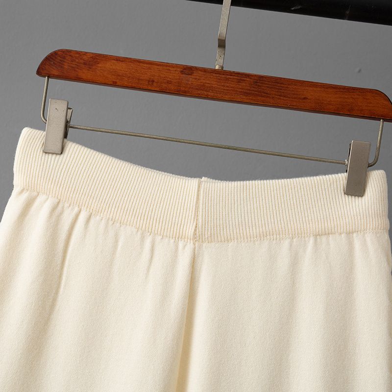 Winterset voor dames – polokraagtrui en relaxte broek. Een jacquard-gestreepte viscosemix voor smart-casual kantoor- en weekendkleding._voghion.com