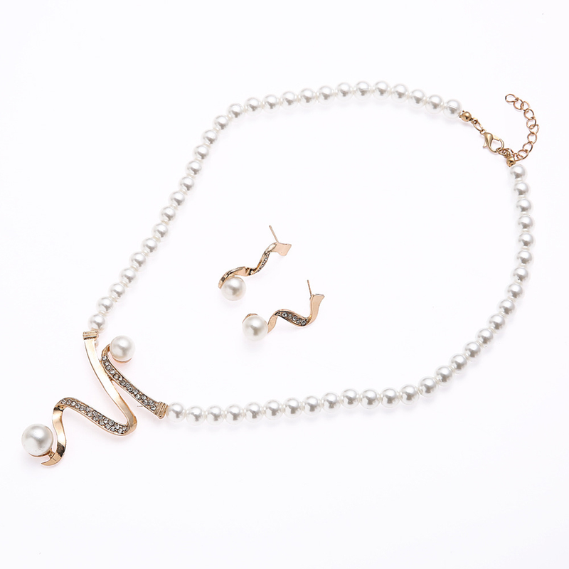 Qianbihe Ensemble de bijoux de mariage avec collier et boucles d'oreilles à tige en perles et strass_voghion.com