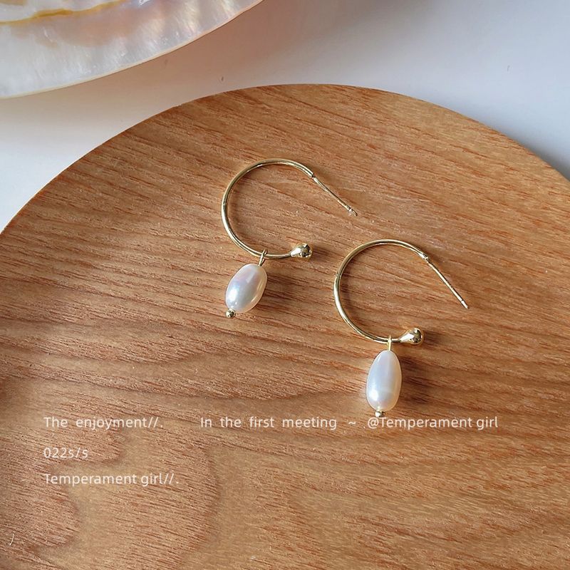 Orecchini eleganti in argento placcato 14K con perle d'acqua dolce naturali, fatti a mano, dal design barocco irregolare._voghion.com