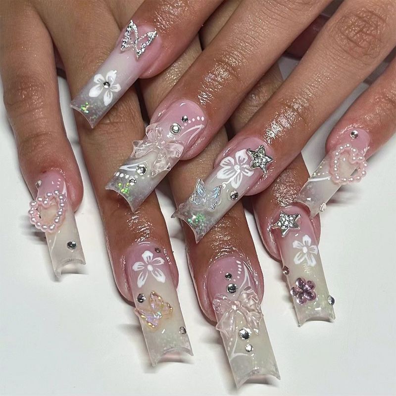 Fiore di farfalla che indossa un'armatura, cuore di perle e miglioramento del gradiente bianco, lusso leggero, punto farfalla rosa glitterato_voghion.com