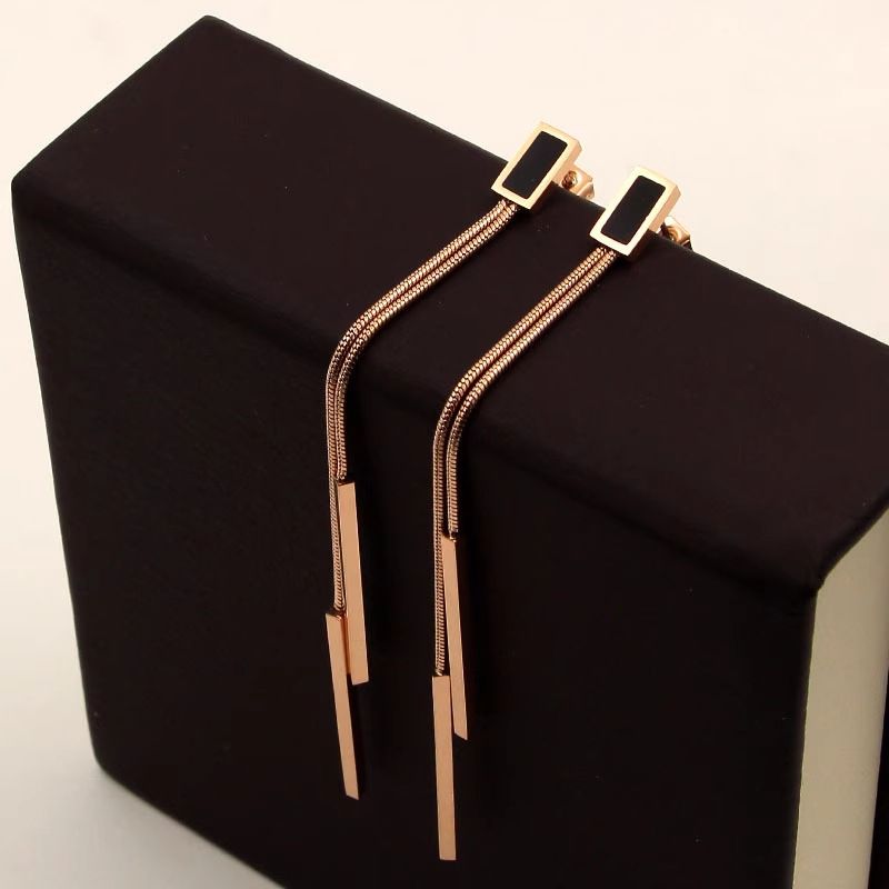 Orecchini lunghi con nappa e perno quadrato nero snellente per temperamento femminile coreano versatile personalità_voghion.com