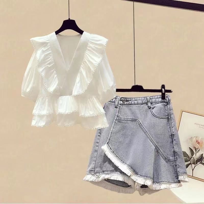 Sommer-Outfit-Set für kurvige Damen in großen Größen: Bluse mit V-Ausschnitt und hochgeschnittener Jeansrock_voghion.com