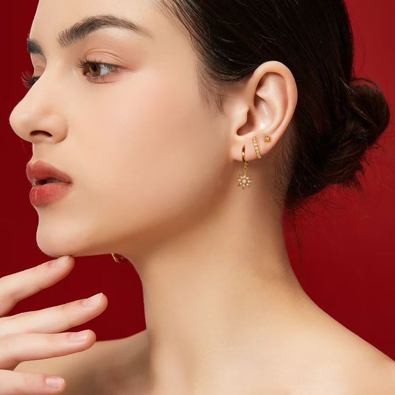 Set di tre eleganti orecchini da donna di lusso in zirconia placcati in vero oro e ottone, di alta qualità e di alta qualità._voghion.com