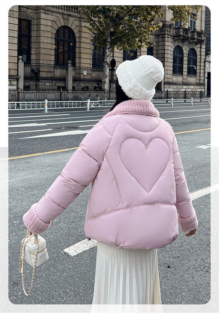 Kuerz Lämmchewoll Daunenjacket mat Kotteng fir Fraen am Wanter 2024, neien Trend vun Daunenjackete mat groussem Kraang fir Fraen_voghion.com