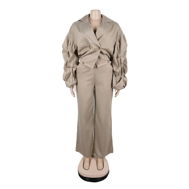Completo da donna per il pendolarismo: camicetta con ampio risvolto e pantaloni con maniche a pieghe_voghion.com
