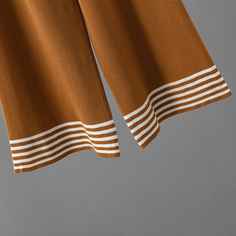Damenbekleidung: Gestreifte Pulloverweste mit passendem Kragen, Schalmantel mit Quaste und weite Strickhose, dreiteiliger Anzug_voghion.com
